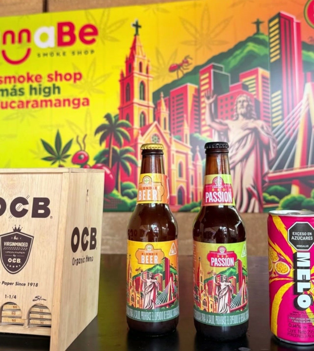 Cervezas CannaBe Blondie y Red Passion frente al mural de la tienda