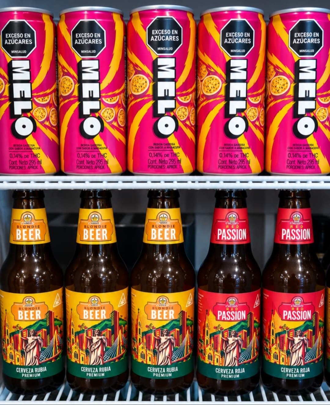 Nevera con latas Melo y cervezas Blondie y Red Passion
