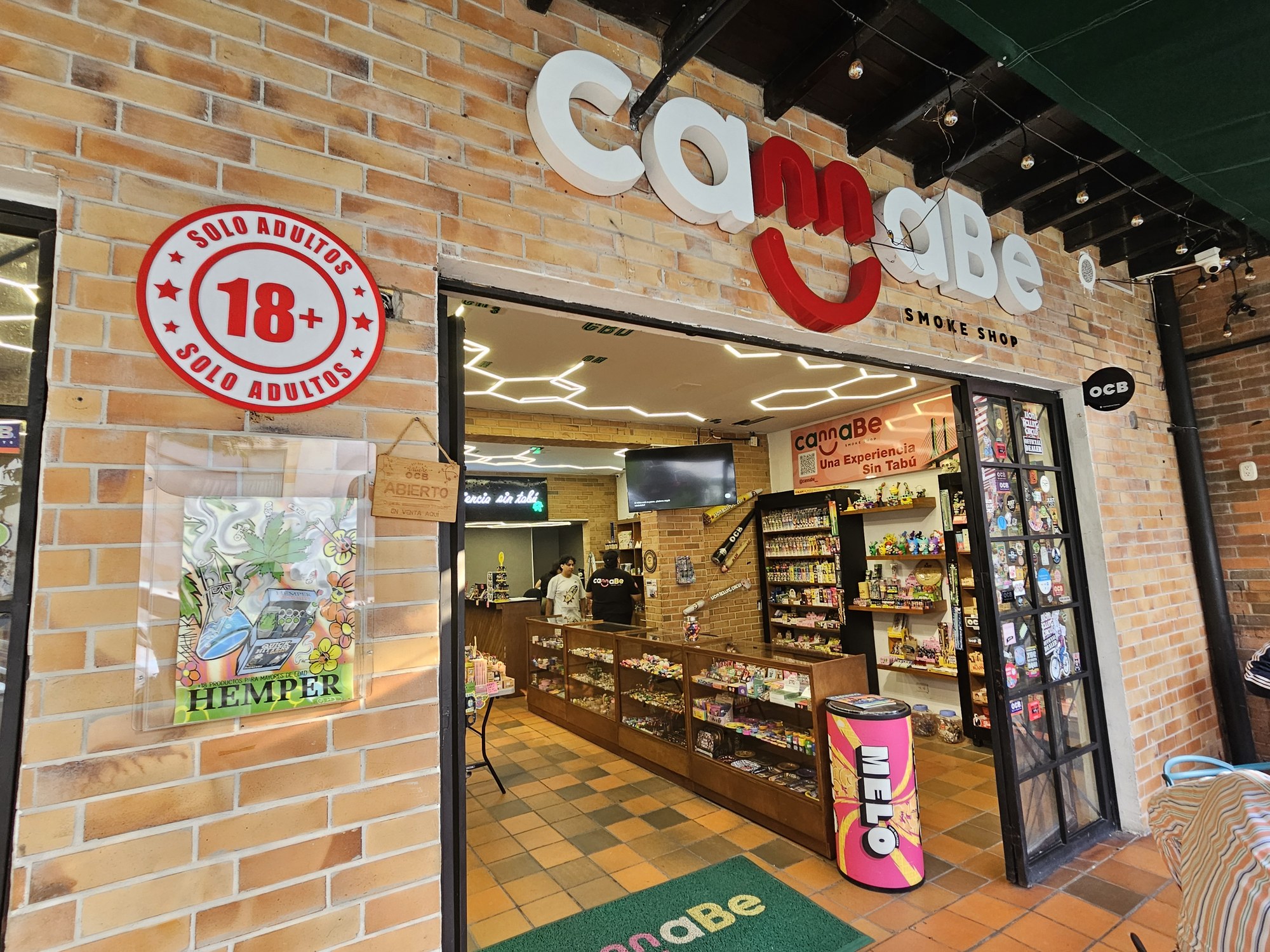 Entrada de la tienda CannaBe