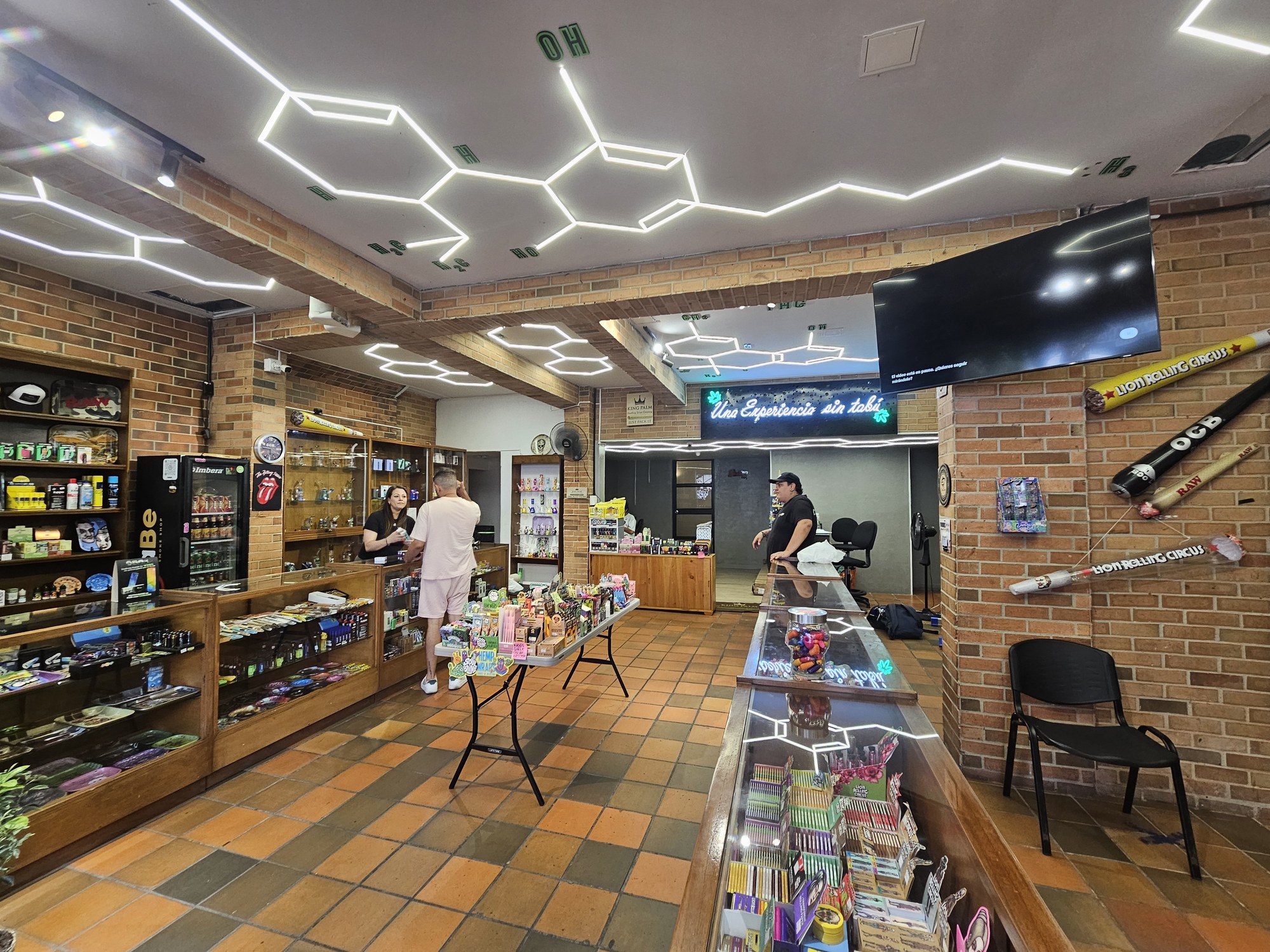 Interior de la tienda con luces hexagonales