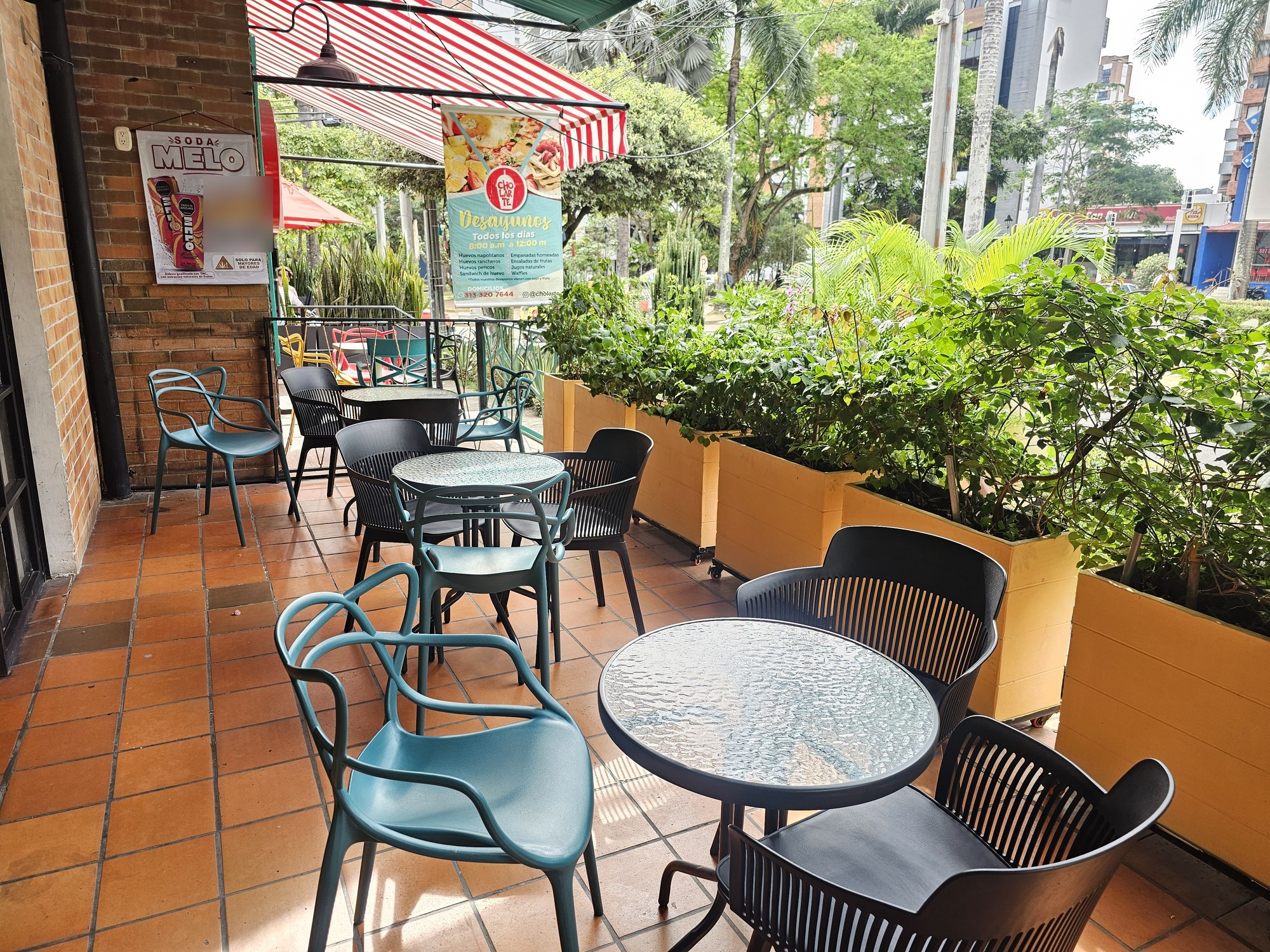 Patio de CannaBe con mesas al aire libre